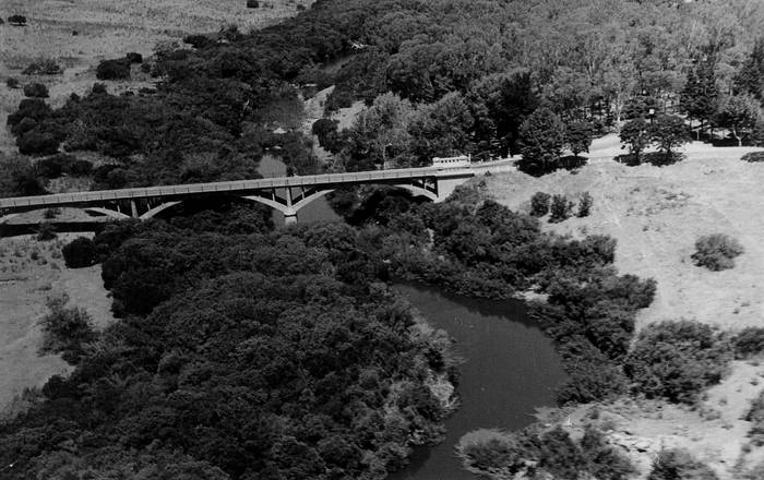 Vista del arroyo Colla, en Colonia, año 1955. Foto: Biblioteca Nacional de Uruguay