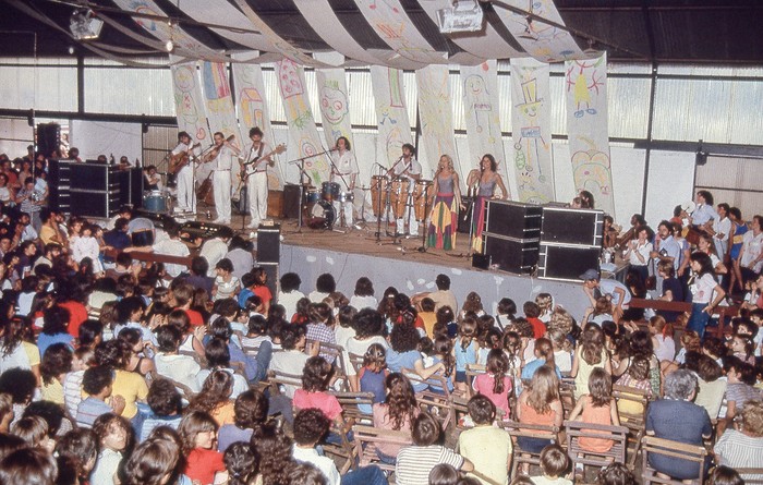 Canciones Para No Dormir La Siesta, viaje de niños del exilio, en la Rural del Prado, año 1984. Foto: Lilián Castro/ adhoc FOTOS/ Archivo adhoc HISTORIA Canciones Para No Dormir La Siesta, viaje de niños del exilio, en la Rural del Prado, año 1984. Foto: Lilián Castro/ adhoc FOTOS/ Archivo adhoc HISTORIA