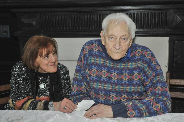 Guillermo Chifflet, en el festejo de sus 90 años junto a su compañera Julia Amoretti (archivo, setiembre de
2016).  · Foto: Federico Gutiérrez