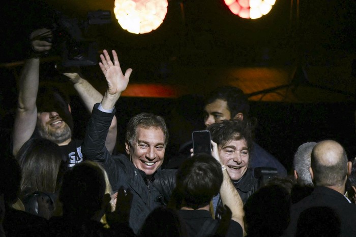 Diego Santilli y Javier Milei, el 6 de octubre, en el Movistar Arena, en Buenos Aires. · Foto: Luis Robayo, AFP Diego Santilli y Javier Milei, el 6 de octubre, en el Movistar Arena, en Buenos Aires. · Foto: Luis Robayo, AFP