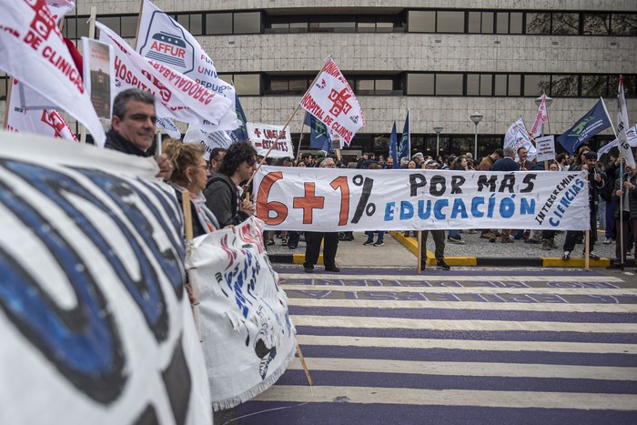 Movilización de la Intergremial Universitaria, el día 18 de setiembre, en el anexo del Palacio Legislativo · Foto: Gianni Schiaffarino Movilización de la Intergremial Universitaria, el día 18 de setiembre, en el anexo del Palacio Legislativo · Foto: Gianni Schiaffarino
