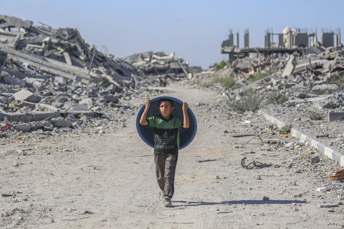 Palestinos desplazados regresan a sus hogares en la zona de Al-Zahra, el 14 de octubre, en el centro de la Franja de Gaza. · Foto: Eyad Baba, AFP Palestinos desplazados regresan a sus hogares en la zona de Al-Zahra, el 14 de octubre, en el centro de la Franja de Gaza. · Foto: Eyad Baba, AFP