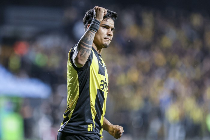 Matías Arezo, de Peñarol, tras convertir el primer gol a Defensor Sporting, el 15 de octubre, en el Parque Viera. · Foto: Rodrigo Viera Amaral Matías Arezo, de Peñarol, tras convertir el primer gol a Defensor Sporting, el 15 de octubre, en el Parque Viera. · Foto: Rodrigo Viera Amaral