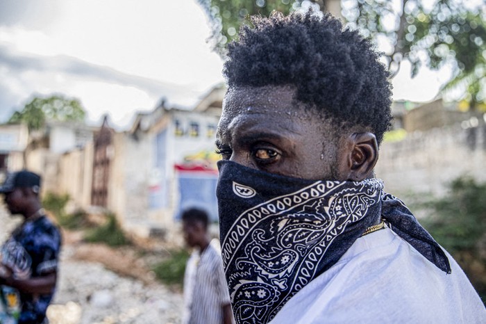 Pandilleros patrullan las calles del barrio de Mariani, en Puerto Príncipe, Haití, el 6 de octubre. · Foto: Clarens Siffroy, AFP Pandilleros patrullan las calles del barrio de Mariani, en Puerto Príncipe, Haití, el 6 de octubre. · Foto: Clarens Siffroy, AFP
