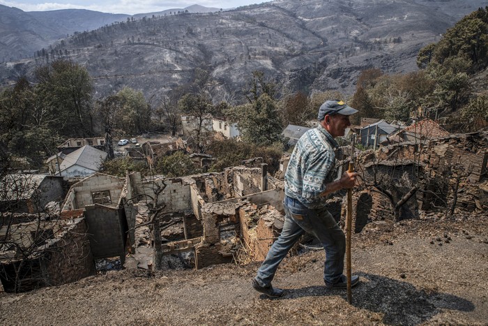 Incendio forestal en San Vicente de Leira, el 19 de agosto, en la provincia de Ourense, al noroeste de España. · Foto: Miguel Riopa, AFP Incendio forestal en San Vicente de Leira, el 19 de agosto, en la provincia de Ourense, al noroeste de España. · Foto: Miguel Riopa, AFP