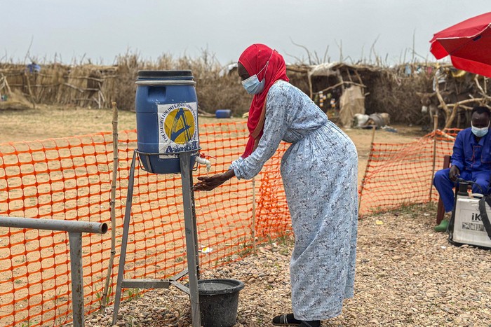 Centro de aislamiento para personas con cólera en los campos de refugiados, el 12 de agosto, en la ciudad de Tawila, Darfur, en Sudán. · Foto: AFP Centro de aislamiento para personas con cólera en los campos de refugiados, el 12 de agosto, en la ciudad de Tawila, Darfur, en Sudán. · Foto: AFP