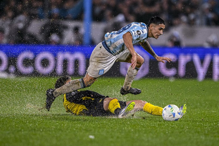 Santiago Solari, de Racing, e Ignacio Sosa, de Peñarol, el 19 de agosto, en el estadio Juan Domingo Perón. · Foto: Luis Robayo, AFP Santiago Solari, de Racing, e Ignacio Sosa, de Peñarol, el 19 de agosto, en el estadio Juan Domingo Perón. · Foto: Luis Robayo, AFP