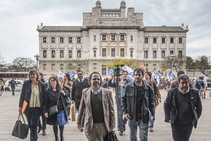 Delegación de la Udelar encabezada por el rector Héctor Cancela, el 18 de setiembre, en el Anexo del Palacio Legislativo. · Foto: Gianni Schiaffarino Delegación de la Udelar encabezada por el rector Héctor Cancela, el 18 de setiembre, en el Anexo del Palacio Legislativo. · Foto: Gianni Schiaffarino