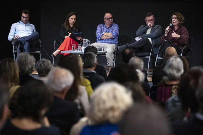 José Natanson, Gloria de la Fuente González, Roberto López Belloso, Álvaro Padrón y
Andressa Caldas, el 3 de octubre, en la Alianza Francesa. · Foto: Gianni Schiaffarino José Natanson, Gloria de la Fuente González, Roberto López Belloso, Álvaro Padrón y
Andressa Caldas, el 3 de octubre, en la Alianza Francesa. · Foto: Gianni Schiaffarino