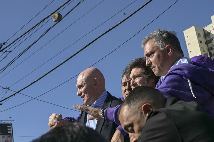 José Luis Espert y Javier Milei, el 27 de agosto, en el barrio Lomas de Zamora, en Buenos Aires. · Foto: Juan Mabromata, AFP José Luis Espert y Javier Milei, el 27 de agosto, en el barrio Lomas de Zamora, en Buenos Aires. · Foto: Juan Mabromata, AFP