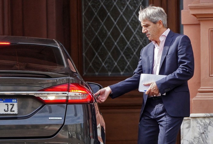 Luis Caputo, ministro de Economía argentino, saliendo de la Casa Rosada, en Buenos Aires (archivo). · Foto: TELAM, AFP Luis Caputo, ministro de Economía argentino, saliendo de la Casa Rosada, en Buenos Aires (archivo). · Foto: TELAM, AFP