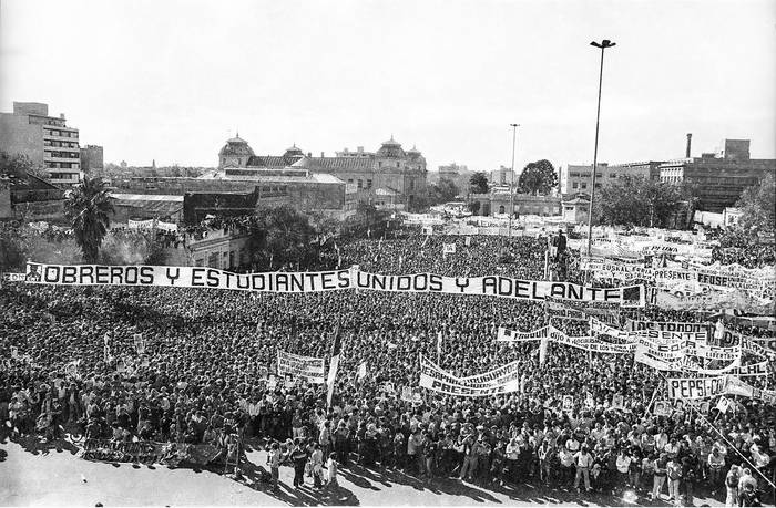 Concentración con motivo del acto del Día Internacional de los Trabajadores, en las proximidades del Palacio Legislativo, el 1º de mayo de 1984. · Foto: Camaratres, CdF