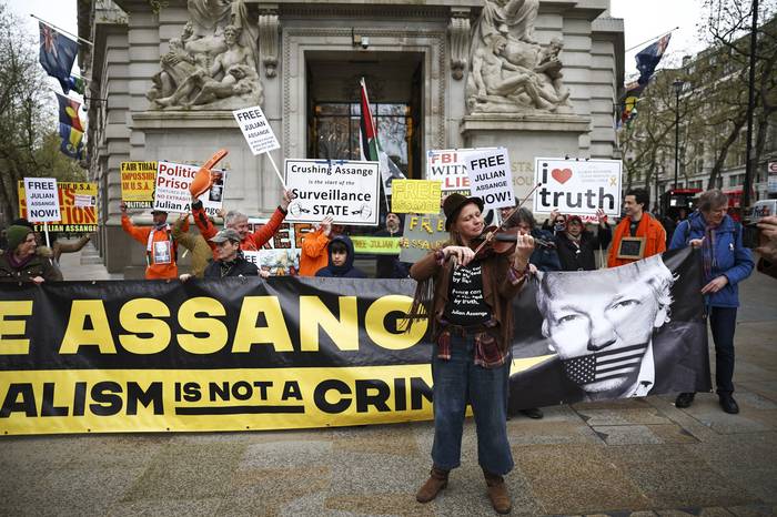 Partidarios de Julian Assange, durante una manifestación de apoyo al fundador de WikiLeaks, el 10 de abril en Londres. · Foto: Henry Nicholls, AFP