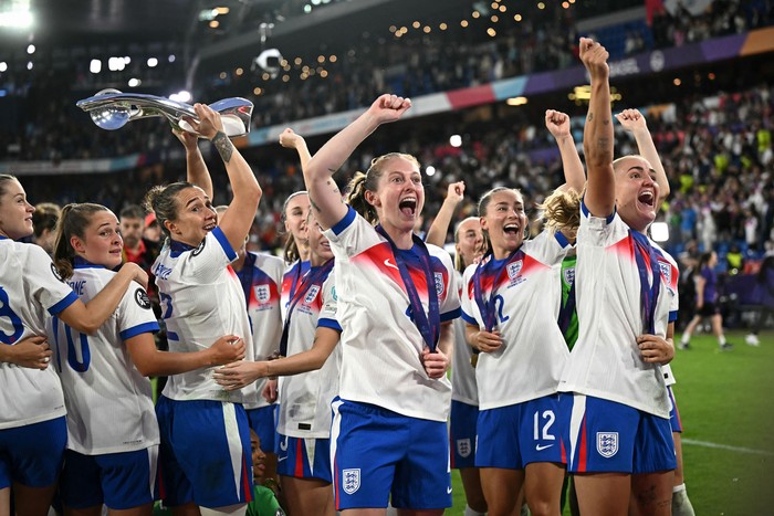 Las jugadoras de Inglaterra tras la final de la Eurocopa Femenina, en el estadio St. Jakob-Park, de Basilea, el 27 de julio. · Foto: Fabrice Coffrin, AFP Las jugadoras de Inglaterra tras la final de la Eurocopa Femenina, en el estadio St. Jakob-Park, de Basilea, el 27 de julio. · Foto: Fabrice Coffrin, AFP