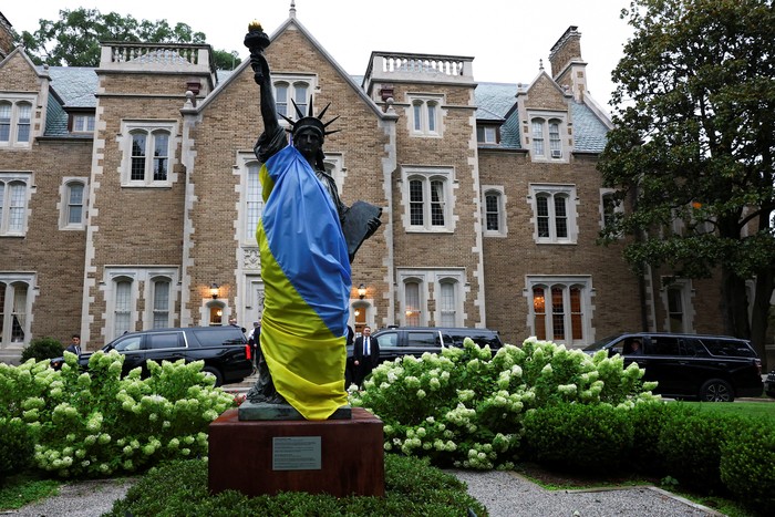 Residencia del embajador francés en Washington DC, el 18 de agosto, mientras el presidente francés, Emmanuel Macron, se reunía con el estadounidense, Donald Trump, el ucraniano, Volodímir Zelenski, y otros líderes europeos en la Casa Blanca. · Foto: Yves Herman, pool, AFP Residencia del embajador francés en Washington DC, el 18 de agosto, mientras el presidente francés, Emmanuel Macron, se reunía con el estadounidense, Donald Trump, el ucraniano, Volodímir Zelenski, y otros líderes europeos en la Casa Blanca. · Foto: Yves Herman, pool, AFP