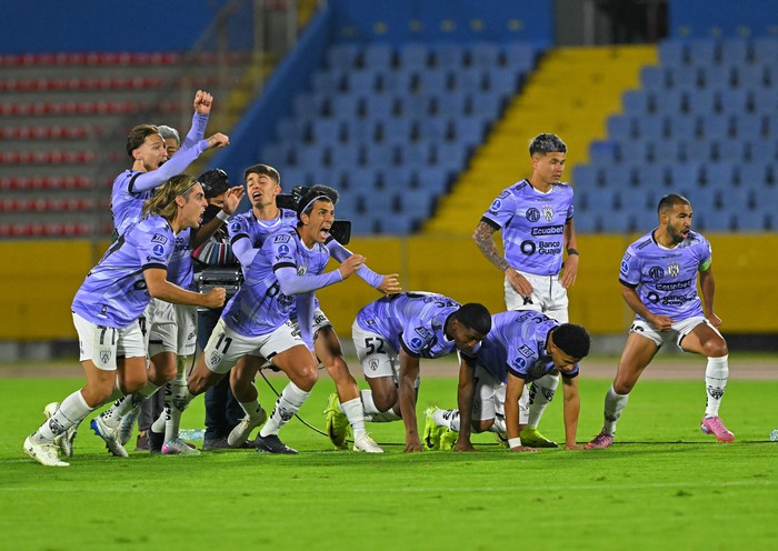 Festejo de los jugadores de Independiente del Valle después de ganar la tanda de penales ante el Mushuc Runa, el 19 de agosto, en el estadio Olímpico Atahualpa en Quito. · Foto: Rodrigo Buendía, AFP Festejo de los jugadores de Independiente del Valle después de ganar la tanda de penales ante el Mushuc Runa, el 19 de agosto, en el estadio Olímpico Atahualpa en Quito. · Foto: Rodrigo Buendía, AFP