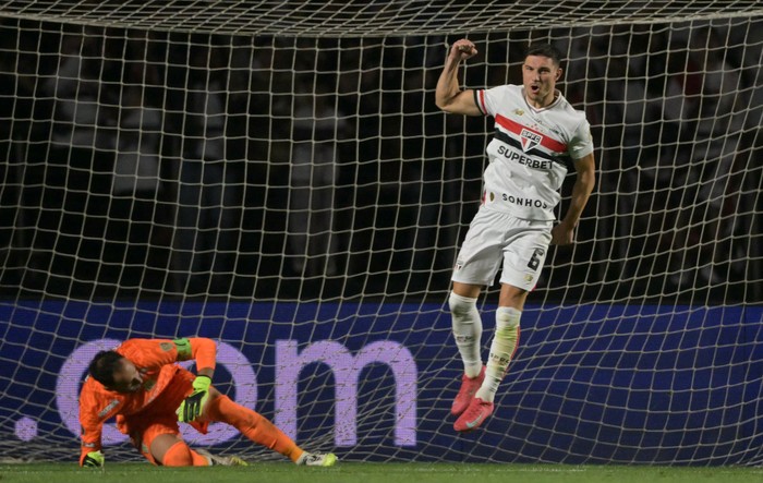 Cedric, de San Pablo, celebra su gol en la tanda de penales ante el Atlético Nacional, el 19 de agosto, en el estadio Morumbi en San Pablo, Brasil. · Foto: Nelson Almeida, AFP Cedric, de San Pablo, celebra su gol en la tanda de penales ante el Atlético Nacional, el 19 de agosto, en el estadio Morumbi en San Pablo, Brasil. · Foto: Nelson Almeida, AFP