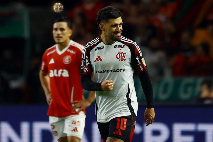 Giorgian de Arrascaeta celebra el primer gol de su equipo ante Inter, el 20 de agosto, en el estadio Beira Rio, en Porto Alegre, Brasil. · Foto: Silvio Ávila / AFP Giorgian de Arrascaeta celebra el primer gol de su equipo ante Inter, el 20 de agosto, en el estadio Beira Rio, en Porto Alegre, Brasil. · Foto: Silvio Ávila / AFP