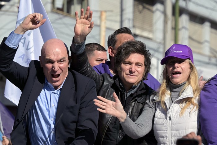 José Luis Espert, Javier Milei y Karina Milei, el 27 de agosto, durante una caravana en Lomas de Zamora, provincia de Buenos Aires, Argentina. · Foto: Juan Mabromata, AFP José Luis Espert, Javier Milei y Karina Milei, el 27 de agosto, durante una caravana en Lomas de Zamora, provincia de Buenos Aires, Argentina. · Foto: Juan Mabromata, AFP
