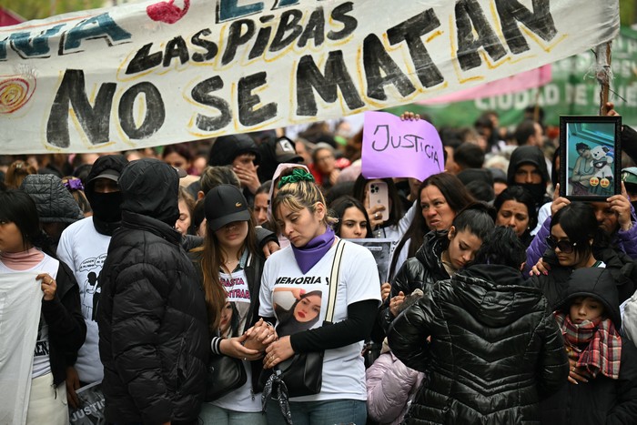 Familiares y amigos de las tres adolescentes asesinadas, durante la marcha bajo el lema: "No hay víctimas buenas ni malas, sólo feminicidios", el 27 de setiembre, en Buenos Aires. · Foto: Luis Robayo, AFP Familiares y amigos de las tres adolescentes asesinadas, durante la marcha bajo el lema: "No hay víctimas buenas ni malas, sólo feminicidios", el 27 de setiembre, en Buenos Aires. · Foto: Luis Robayo, AFP