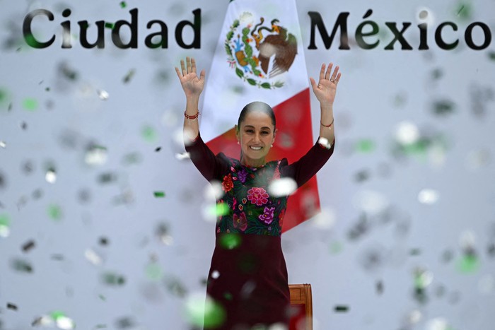 Claudia Sheinbaum, el 5 de octubre, durante la conmemoración del primer año de su gobierno, en la Plaza del Zócalo de la Ciudad de México. · Foto: Yuri Cortez, AFP Claudia Sheinbaum, el 5 de octubre, durante la conmemoración del primer año de su gobierno, en la Plaza del Zócalo de la Ciudad de México. · Foto: Yuri Cortez, AFP