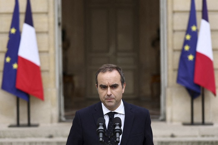 El primer ministro francés saliente, Sébastien Lecornu, en el hotel Matignon de París. · Foto: Stéphane Mahé, Pool, AFP. El primer ministro francés saliente, Sébastien Lecornu, en el hotel Matignon de París. · Foto: Stéphane Mahé, Pool, AFP.