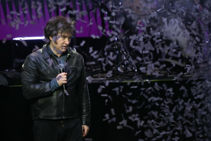 Javier Milei, el 6 de octubre, durante la presentación de su nuevo libro, _La creación del milagro_, en el Movistar Arena de Buenos Aires. · Foto: Luis Robayo, AFP Javier Milei, el 6 de octubre, durante la presentación de su nuevo libro, _La creación del milagro_, en el Movistar Arena de Buenos Aires. · Foto: Luis Robayo, AFP