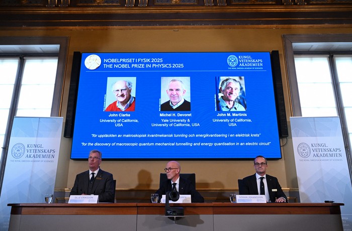 lle Eriksson, presidente del Comité Nobel de Física, Hans Ellegren, secretario general de la Real Academia sueca de Ciencias, y Goeran Johansson, miembro del Comité Nobel de Física, durante el anuncio de los ganadores del Premio Nobel de Física 2025. · Foto: Jonathan Nackstrand, AFP lle Eriksson, presidente del Comité Nobel de Física, Hans Ellegren, secretario general de la Real Academia sueca de Ciencias, y Goeran Johansson, miembro del Comité Nobel de Física, durante el anuncio de los ganadores del Premio Nobel de Física 2025. · Foto: Jonathan Nackstrand, AFP