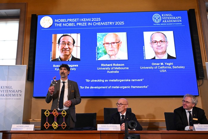 Heiner Linke, presidente del Comité Nobel de Química; Hans Ellegren, secretario general de la Real Academia Sueca de Ciencias, y Olof Ramstroem, miembro del Comité Nobel de Química, el 8 de octubre, en una conferencia de prensa sobre el anuncio de los ganadores del premio Nobel de Química 2025, en la Real Academia Sueca de Ciencias, en Estocolmo, Suecia. Foto: Jonathan Nackstrand, AFP. Heiner Linke, presidente del Comité Nobel de Química; Hans Ellegren, secretario general de la Real Academia Sueca de Ciencias, y Olof Ramstroem, miembro del Comité Nobel de Química, el 8 de octubre, en una conferencia de prensa sobre el anuncio de los ganadores del premio Nobel de Química 2025, en la Real Academia Sueca de Ciencias, en Estocolmo, Suecia. Foto: Jonathan Nackstrand, AFP.