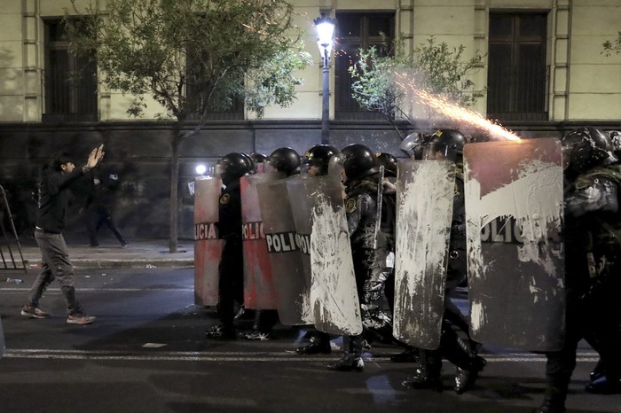 Protesta contra el presidente interino de Perú, José Jerí, en Lima. · Foto: Connie France, AFP Protesta contra el presidente interino de Perú, José Jerí, en Lima. · Foto: Connie France, AFP