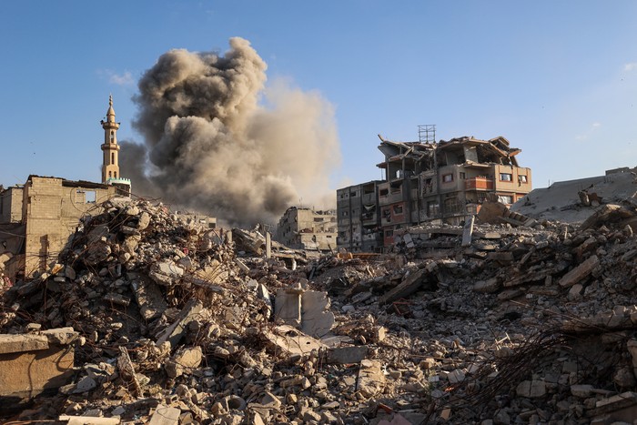 Ataque israelí en el campamento de Bureij para refugiados palestinos, el 19 de octubre, en la Franja de Gaza. · Foto: Eyad Baba, AFP Ataque israelí en el campamento de Bureij para refugiados palestinos, el 19 de octubre, en la Franja de Gaza. · Foto: Eyad Baba, AFP