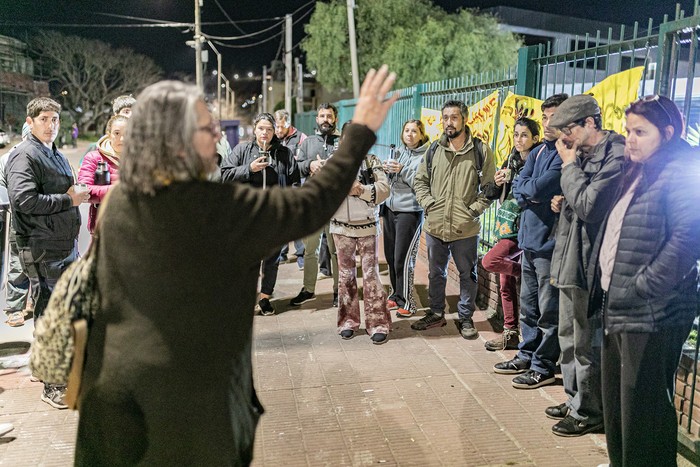 Durante la asamblea de padres, el 28 de agosto, frente al liceo de Piriápolis. · Foto: Pablo Serrón Durante la asamblea de padres, el 28 de agosto, frente al liceo de Piriápolis. · Foto: Pablo Serrón