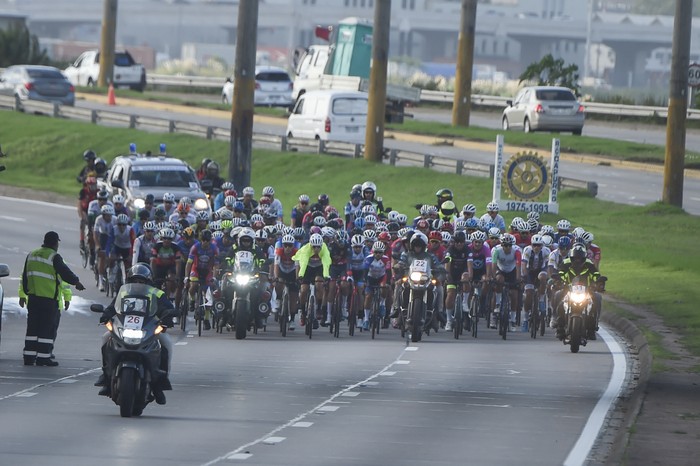 79ª Vuelta Ciclista del Uruguay, previo a su largada en la ruta 1, en Montevideo. · Foto: Dante Fernández
