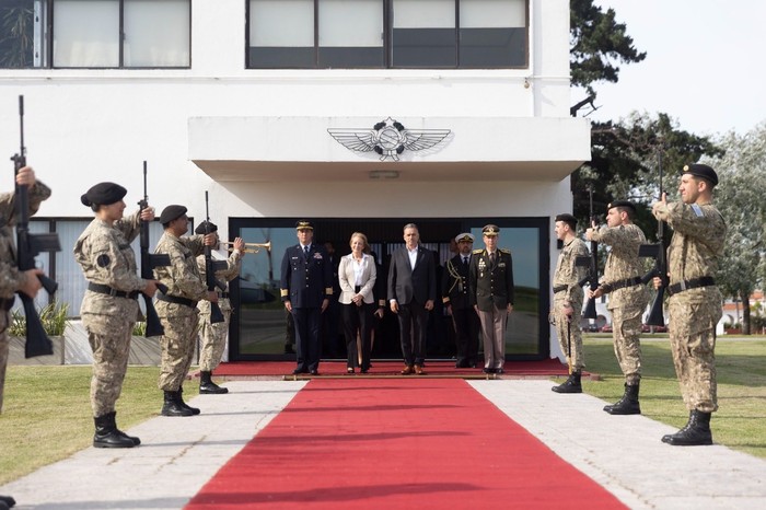 Yamandú Orsi y Carolina Cosse, el 15 de octubre, en la Base Aérea 1. Foto: Camilo dos Santos Ayala, Presidencia de la República Yamandú Orsi y Carolina Cosse, el 15 de octubre, en la Base Aérea 1. Foto: Camilo dos Santos Ayala, Presidencia de la República