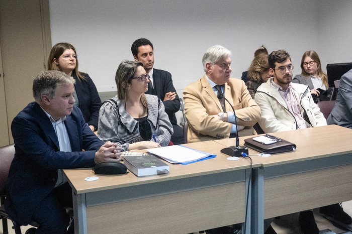 Rafael Vinzia (I), y Marcos Ledesma (D), durante la audiencia, el 28 de agosto, en el juzgado de la calle Juan Carlos Gómez, en Montevideo. · Foto: Alessandro Maradei Rafael Vinzia (I), y Marcos Ledesma (D), durante la audiencia, el 28 de agosto, en el juzgado de la calle Juan Carlos Gómez, en Montevideo. · Foto: Alessandro Maradei