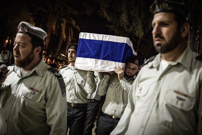 Soldados israelíes cargan el ataúd del rehén Daniel Peretz, tras el regreso de su cuerpo desde Gaza como parte del acuerdo de alto el fuego, el 15 de octubre, en el cementerio militar del Monte Herzl, en Jerusalén. · Foto: John Wessells / AFP Soldados israelíes cargan el ataúd del rehén Daniel Peretz, tras el regreso de su cuerpo desde Gaza como parte del acuerdo de alto el fuego, el 15 de octubre, en el cementerio militar del Monte Herzl, en Jerusalén. · Foto: John Wessells / AFP