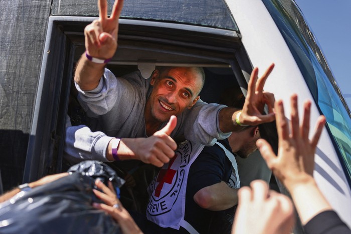 Palestinos liberados de la prisión militar de Ofer, ubicada entre Ramala y Beitunia, en la Cisjordania ocupada, el 13 de octubre, a cambio de los rehenes retenidos por Hamás en Gaza. · Foto: Hazem Bader, AFP Palestinos liberados de la prisión militar de Ofer, ubicada entre Ramala y Beitunia, en la Cisjordania ocupada, el 13 de octubre, a cambio de los rehenes retenidos por Hamás en Gaza. · Foto: Hazem Bader, AFP