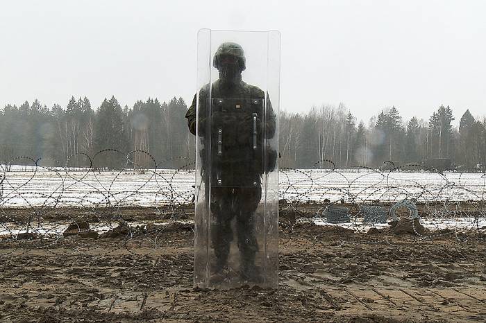 Un miembro de la Guardia Fronteriza de las Fuerzas Armadas de Polonia en el sitio de construcción del muro fronterizo con Bielorrusia cerca de Kuznica. · Foto: Stringer, NurPhoto, AFP