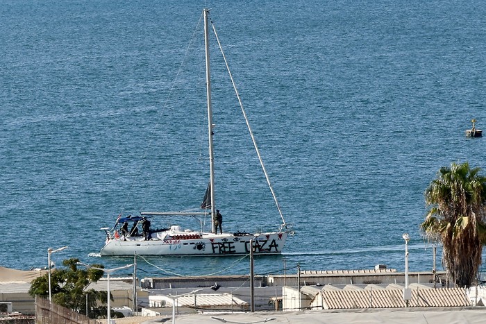Un barco de la Global Sumud Flotilla interceptado por las fuerzas israelíes en el mar Mediterráneo frente a las aguas de la Franja de Gaza, el 2 de octubre, en el puerto de Ashdod. · Foto: Saeed Qaq, AFP Un barco de la Global Sumud Flotilla interceptado por las fuerzas israelíes en el mar Mediterráneo frente a las aguas de la Franja de Gaza, el 2 de octubre, en el puerto de Ashdod. · Foto: Saeed Qaq, AFP