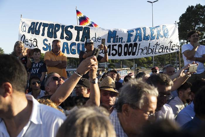 Manifestantes en contra de la autopista por la afectación a la Laguna del Cisne (archivo, diciembre de 2023). · Foto: Camilo dos Santos