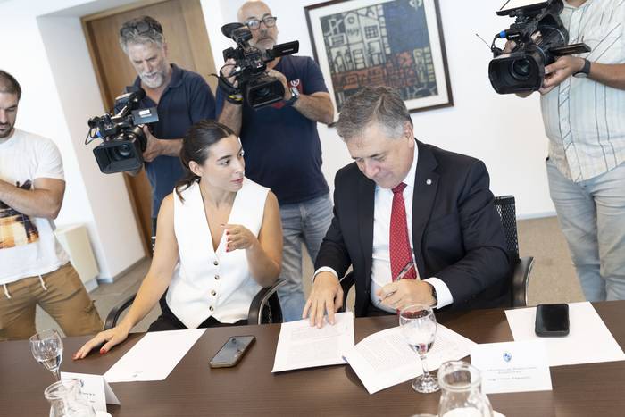 Mariana Cabrera y Omar Paganini, durante la firma del acuerdo de inversión en hidrógeno verde con la empresa HIF Global, el 28 de febrero, en la Torre Ejecutiva. · Foto: Camilo dos Santos