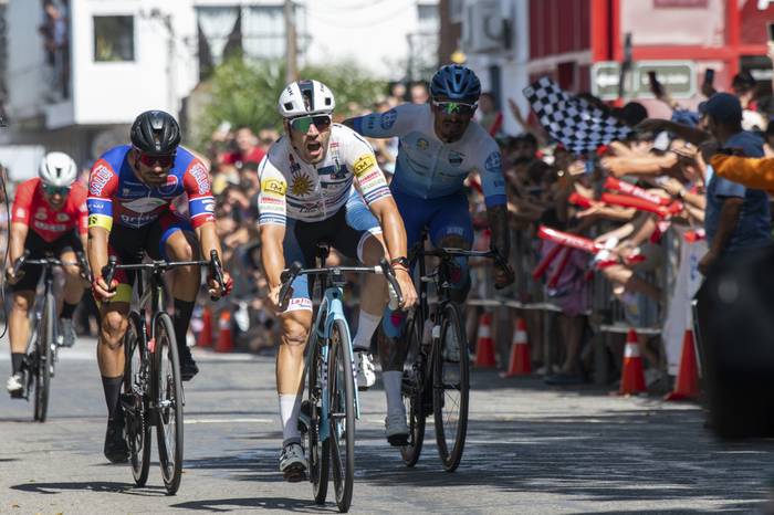 Leonel Rodríguez, de Cerro  Largo, ganó la etapa de la Vuelta Ciclista en Carmelo. · Foto: Ignacio Dotti