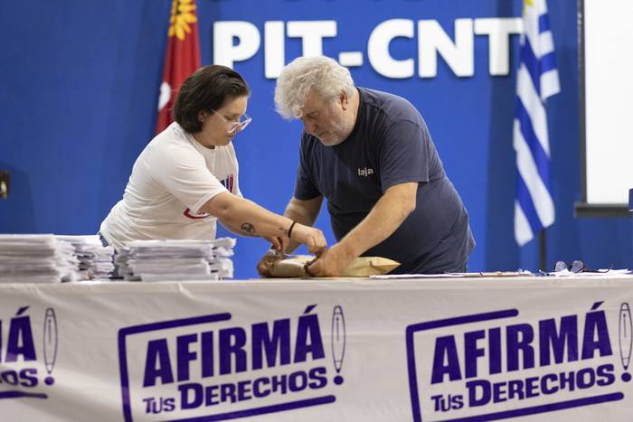 Control de firmas por el plebiscito de la seguridad social, en la sede del PIT-CNT. · Foto: Ernesto Ryan