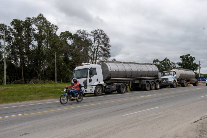 Movilización de trabajadores del transporte lácteo en la puerta de Granja Pocha, el 4 de mayo, en Juan Lacaze. · Foto: Ignacio Dotti