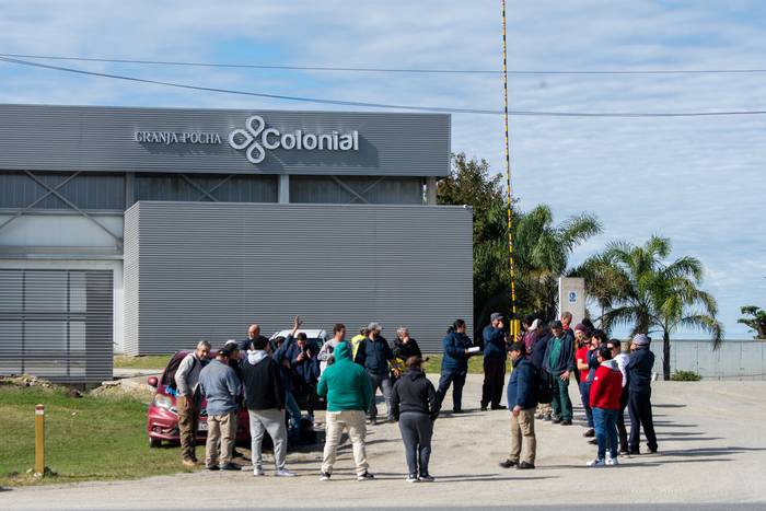 Asamblea de trabajadores de Granja Pocha, el 10 de mayo, en el acceso a la planta industrial. · Foto: Ignacio Dotti
