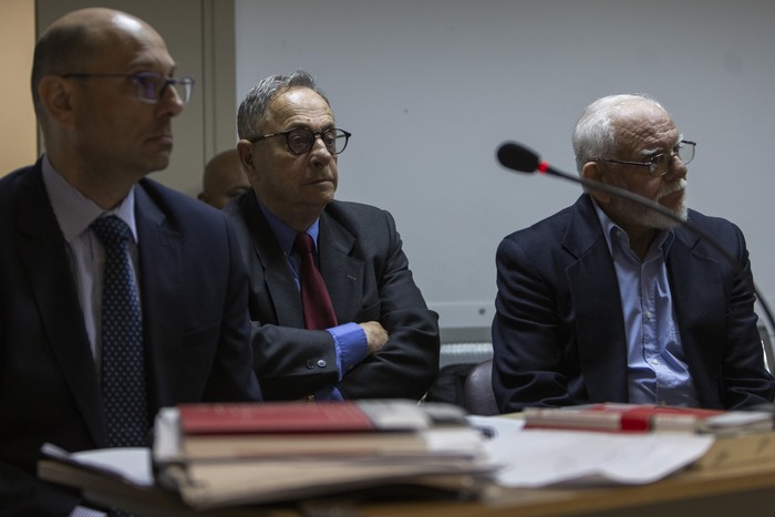 Emilio Mikolic, abogado y los acusados, Jorge Silveira y Ricardo Medina, el 25 de octubre de 2024, en audiencia judicial. · Foto: Ernesto Ryan Emilio Mikolic, abogado y los acusados, Jorge Silveira y Ricardo Medina, el 25 de octubre de 2024, en audiencia judicial. · Foto: Ernesto Ryan