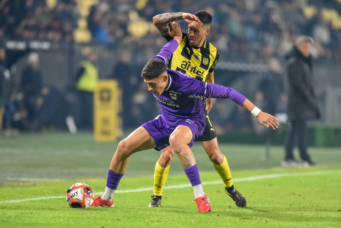 Javier Cabrera, de Peñarol, y Patricio Pacífico, de Defensor, el 7 de junio, en el estadio Centenario. · Foto: Martín Varela Umpiérrez Javier Cabrera, de Peñarol, y Patricio Pacífico, de Defensor, el 7 de junio, en el estadio Centenario. · Foto: Martín Varela Umpiérrez