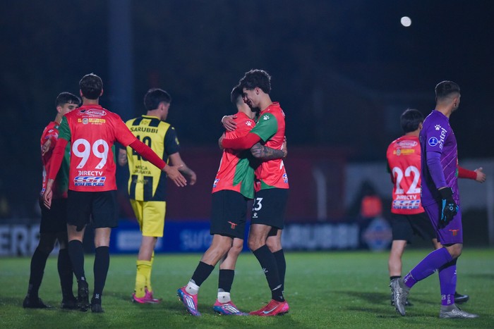 Jugadores de Boston River, tras ganarle a Peñarol, el 15 de agosto, en el estadio Campeones Olímpicos, en Florida. · Foto: Gianni Schiaffarino Jugadores de Boston River, tras ganarle a Peñarol, el 15 de agosto, en el estadio Campeones Olímpicos, en Florida. · Foto: Gianni Schiaffarino