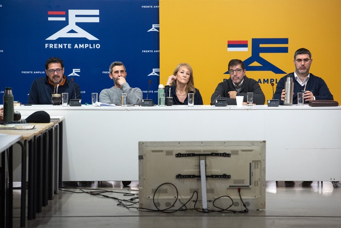Alejandro Sánchez, Daniel Caggiani, Carolina Cosse, Fernando Pereira y Mariano Tucci, durante el encuentro de la Agrupación Nacional de Gobierno, el 16 de agosto, en La Huella de Seregni. · Foto: Gianni Schiaffarino Alejandro Sánchez, Daniel Caggiani, Carolina Cosse, Fernando Pereira y Mariano Tucci, durante el encuentro de la Agrupación Nacional de Gobierno, el 16 de agosto, en La Huella de Seregni. · Foto: Gianni Schiaffarino