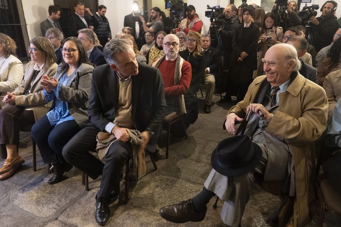 Yamandú Orsi y Julio María Sanguinetti, el 20 de agosto, durante la presentación de la Comisión del Bicentenario, en el Museo Histórico Nacional. · Foto: Alessandro Maradei Yamandú Orsi y Julio María Sanguinetti, el 20 de agosto, durante la presentación de la Comisión del Bicentenario, en el Museo Histórico Nacional. · Foto: Alessandro Maradei
